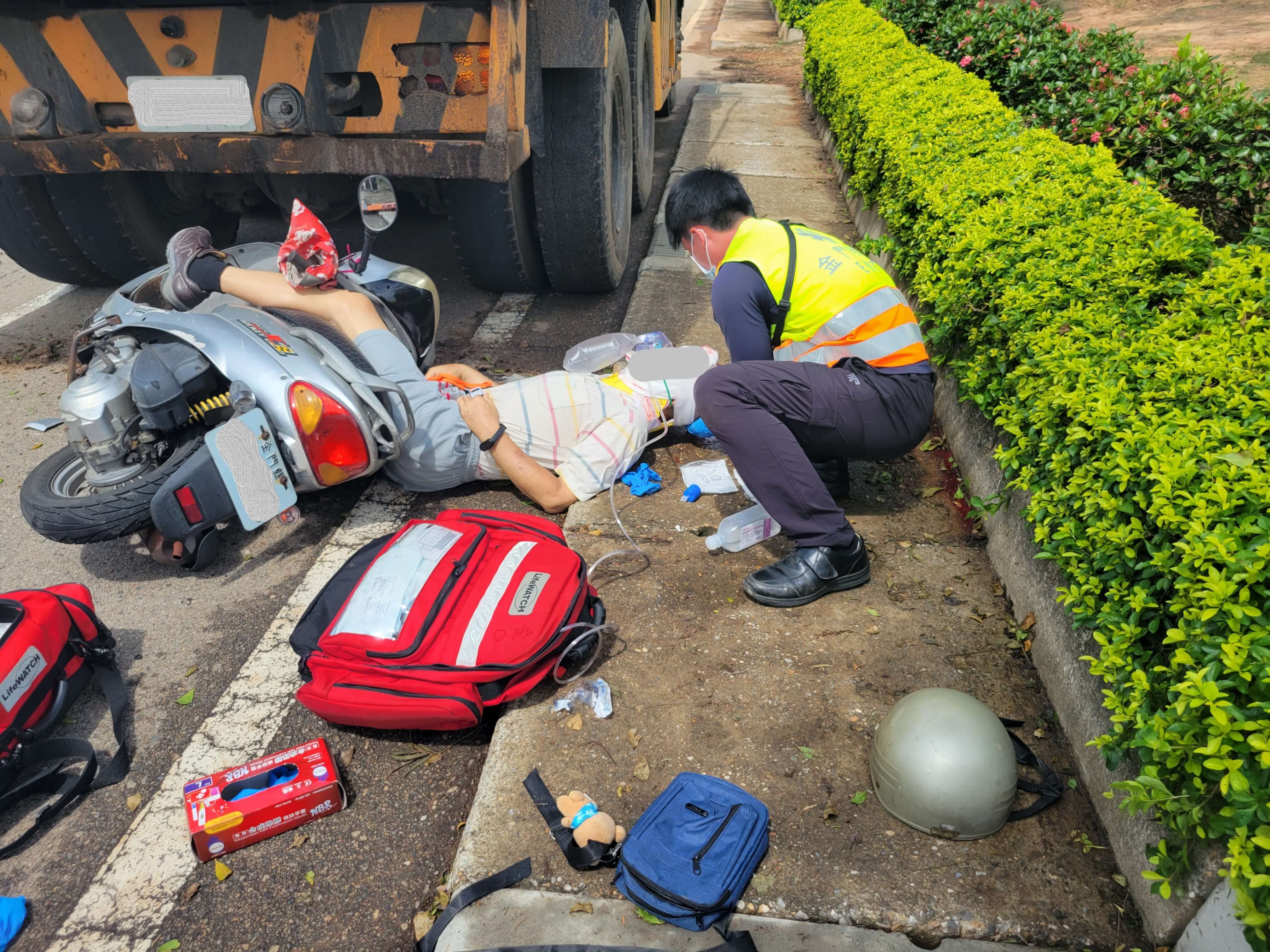 金門老翁直撞大卡車   頭破血流重傷送醫