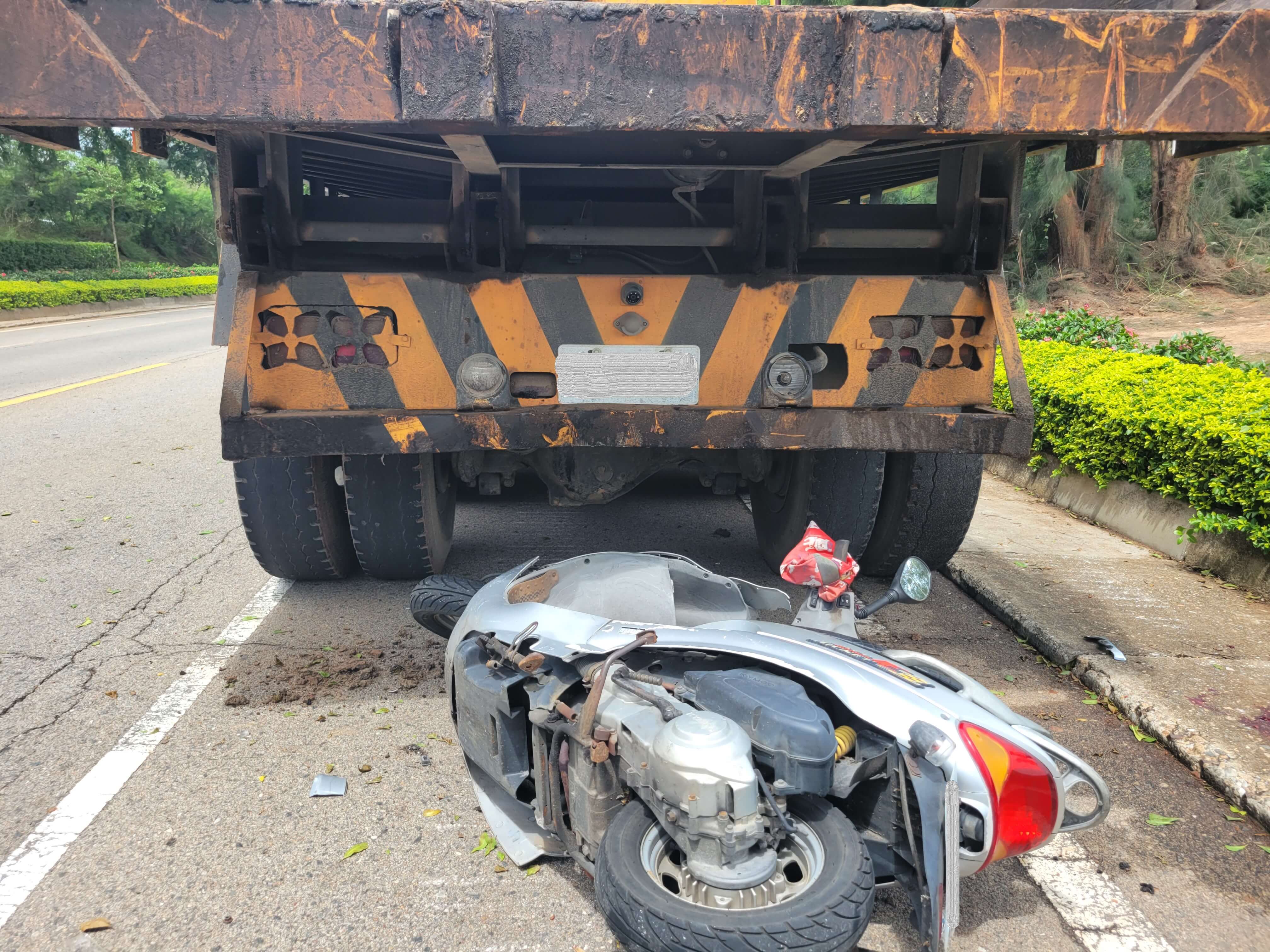 金門老翁直撞大卡車   頭破血流重傷送醫