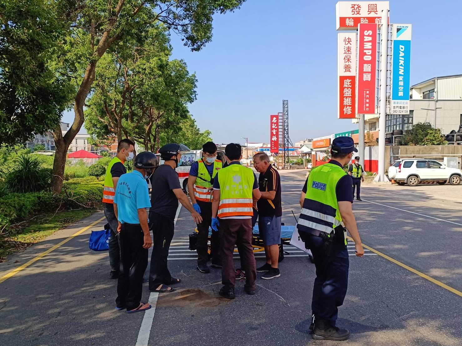 金門寶雅前路段兩機車互撞 兩騎士送醫