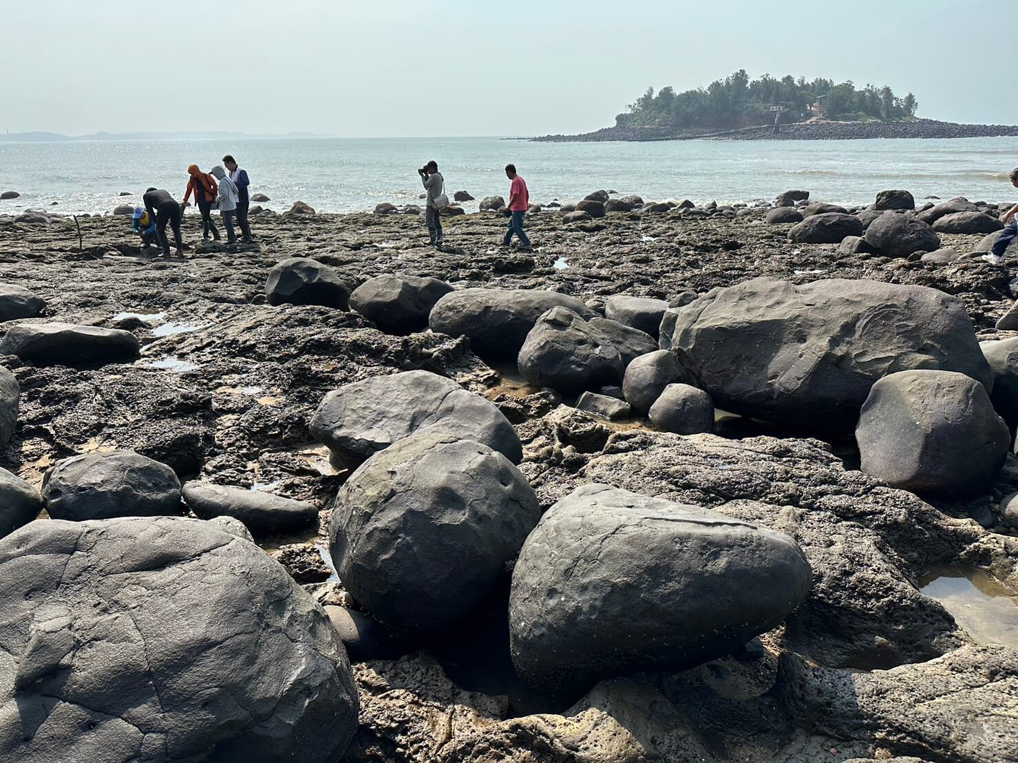 颱風襲金 海邊驚見古碑   烈嶼南山頭百年公禁碑出土