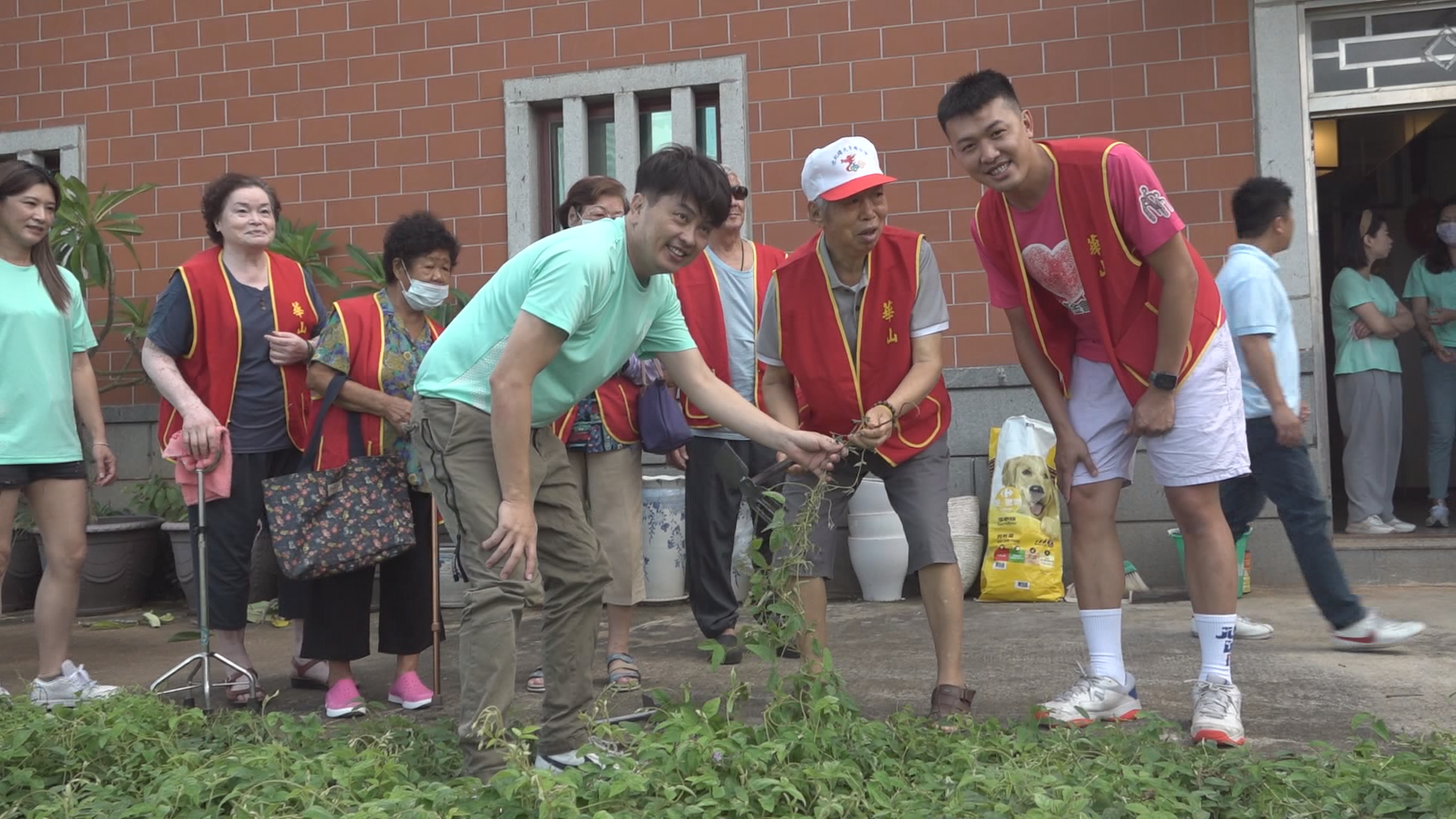 華山基金會與王大夫一條根給長輩舒爽足療