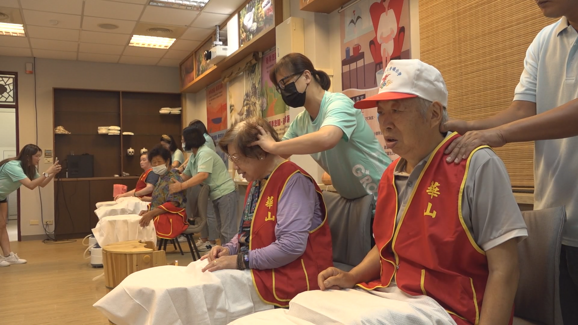 華山基金會與王大夫一條根給長輩舒爽足療