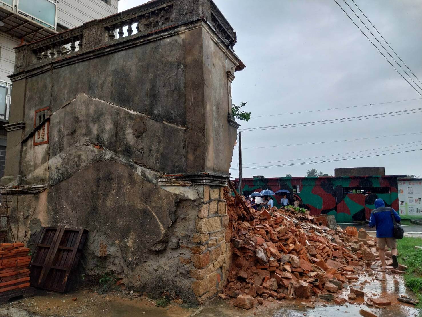 金門縣定古蹟東村呂朝怡洋樓因大雨毀損5秒變廢墟