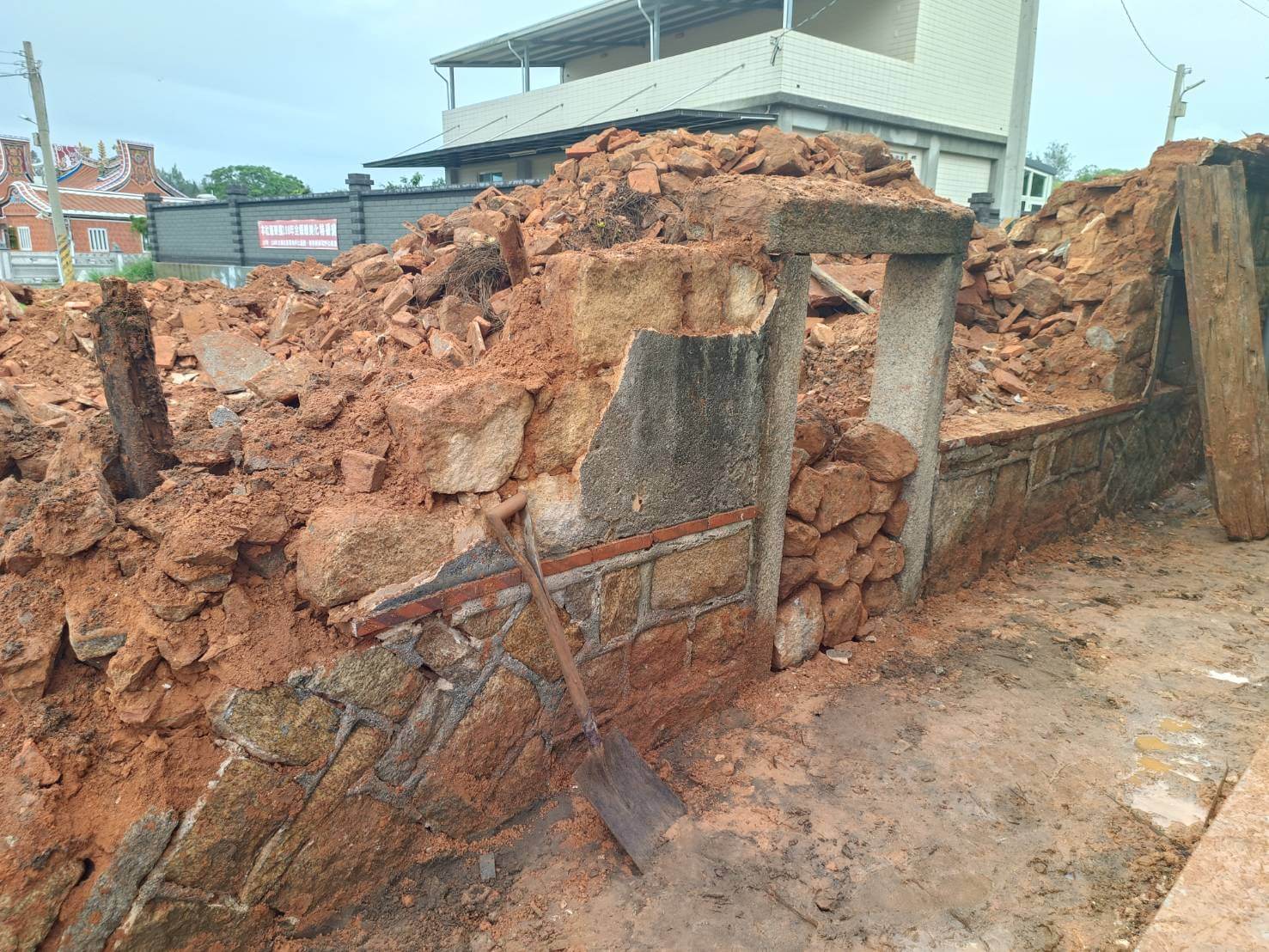 金門縣定古蹟東村呂朝怡洋樓因大雨毀損5秒變廢墟