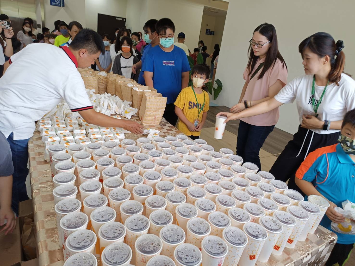 金門東森房屋公益活動招待家扶200份兒童麥當勞套餐