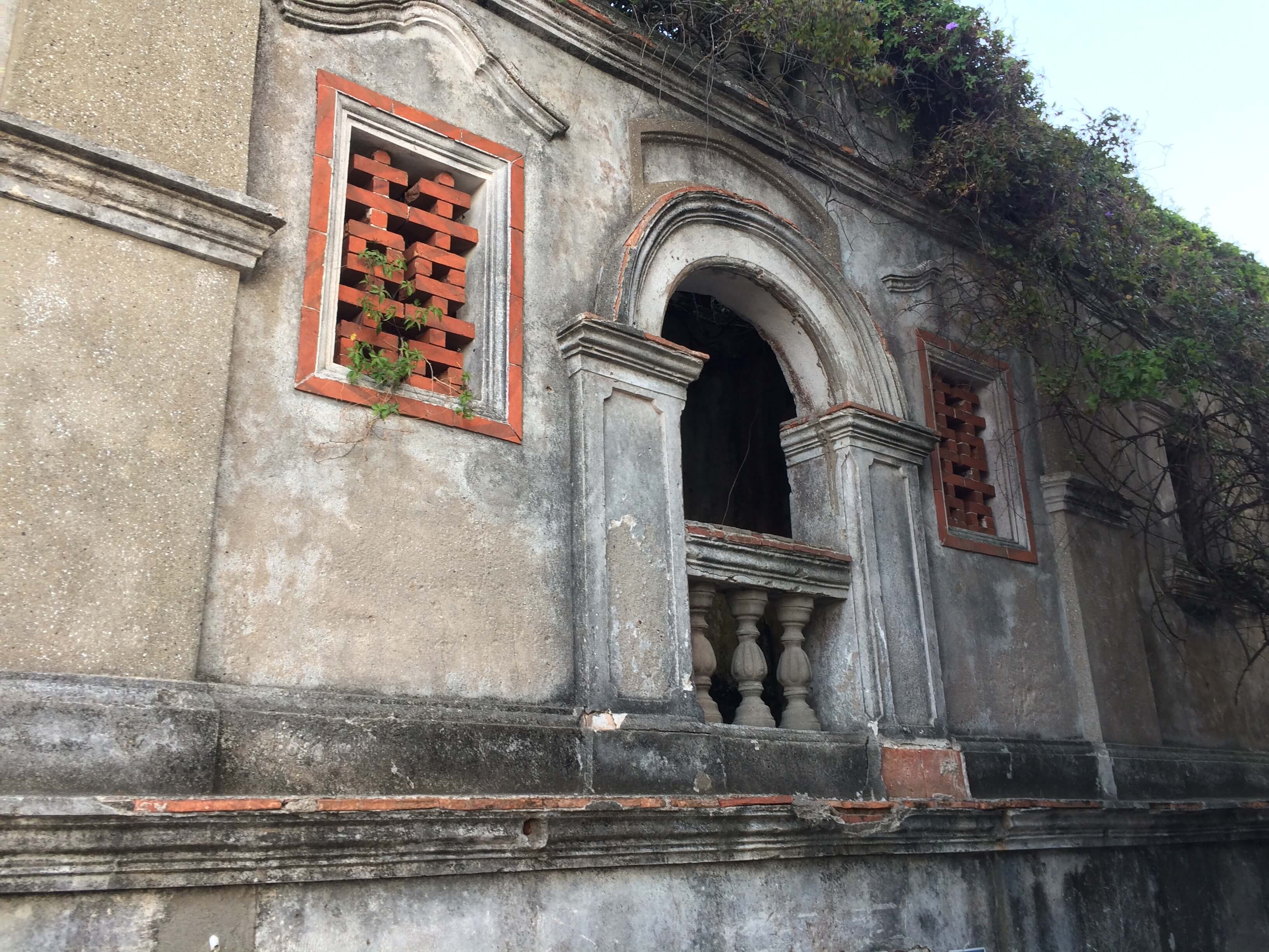 金門縣定古蹟東村呂朝怡洋樓因大雨毀損5秒變廢墟