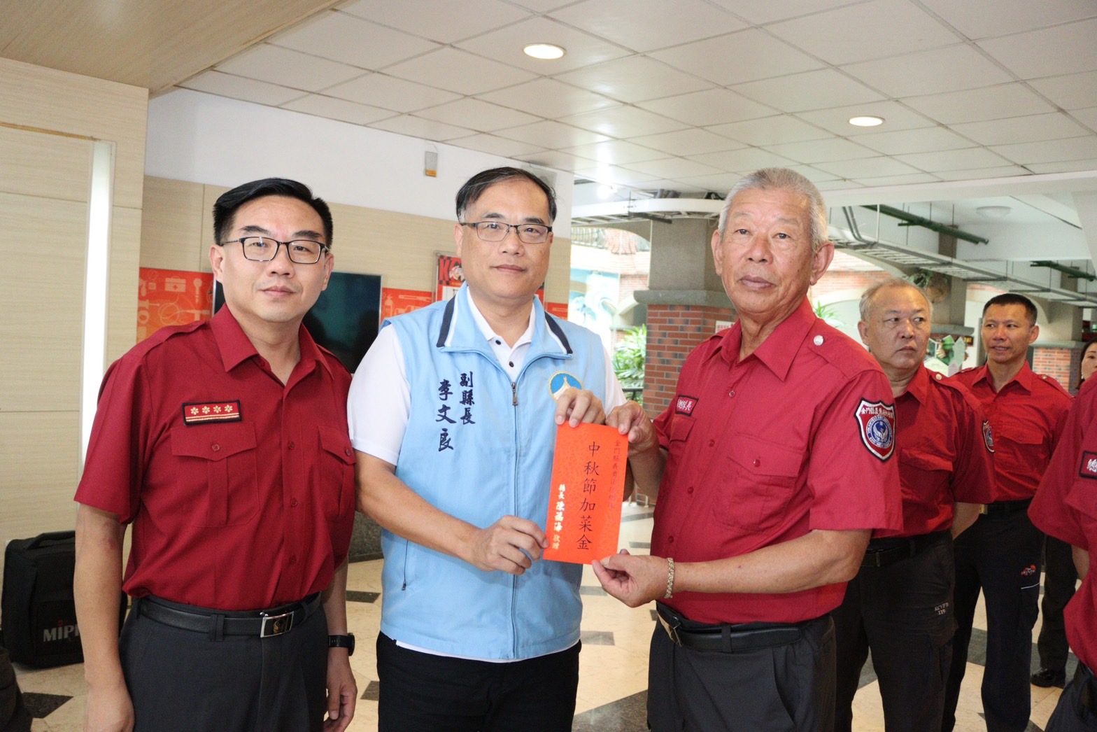 中秋節前夕，金門縣副縣長贈加菜金感謝打火兄弟