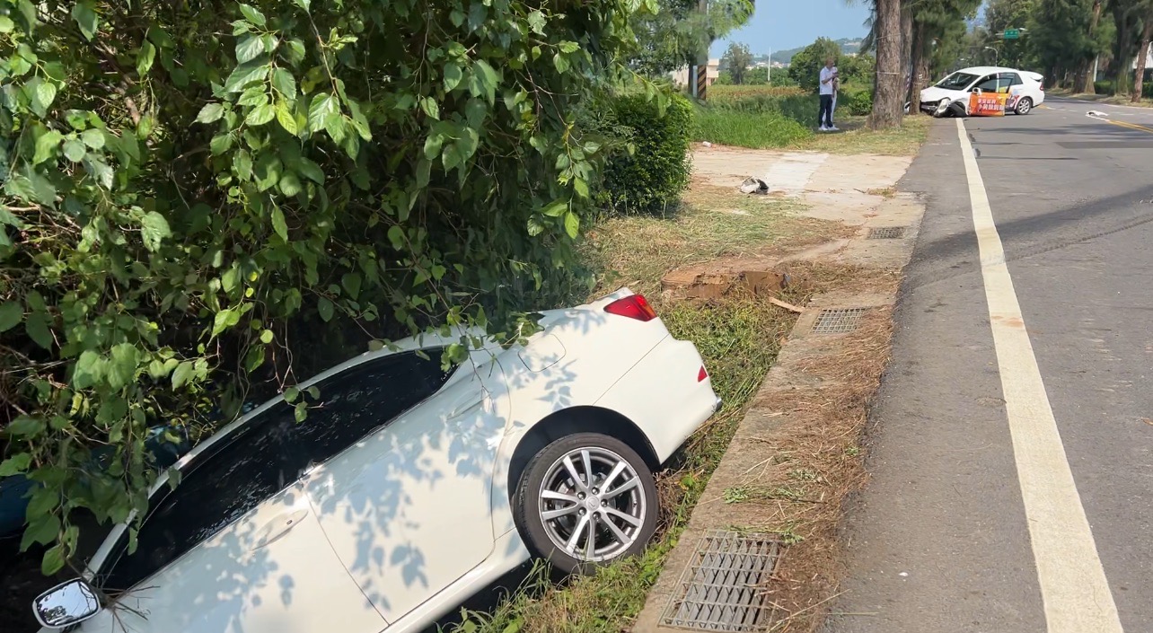 金門男超車不及轎車撞租車  租車撞樹轎車落溝4人送醫