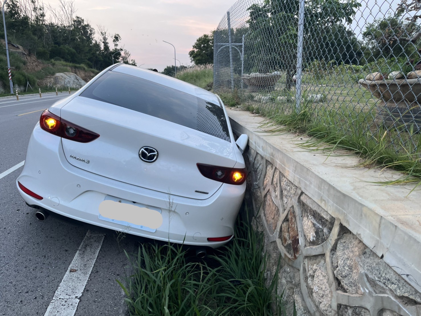 疑似使用定速駕車金門男掉溝渠　所幸無人受傷