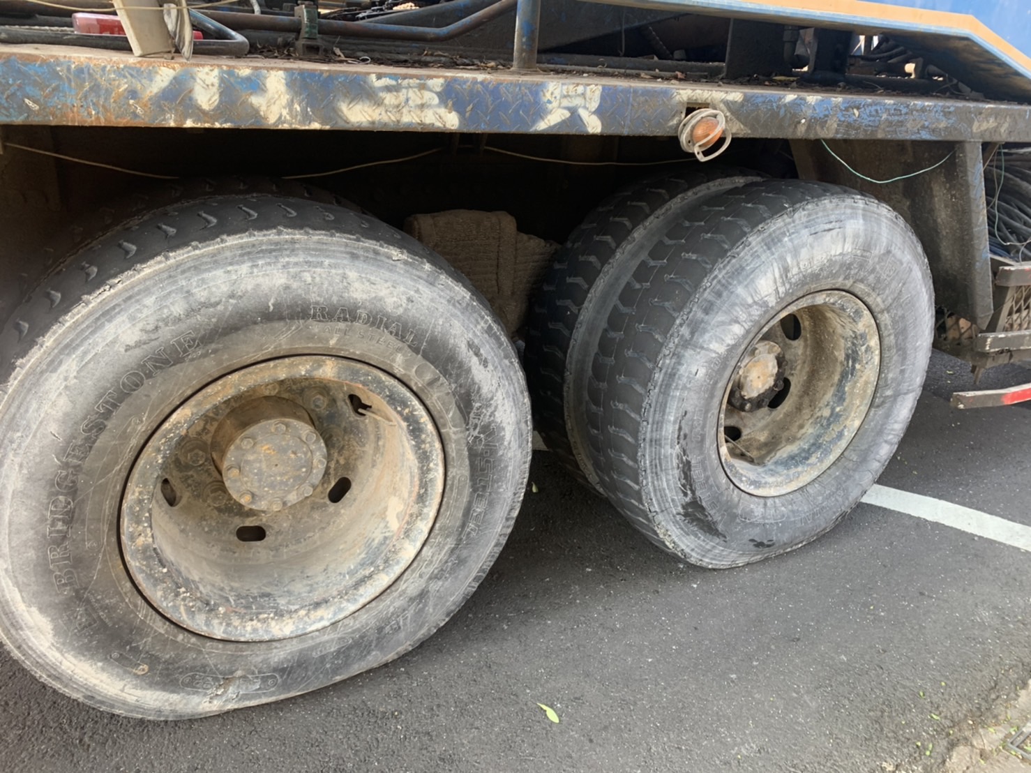 大貨車轉彎道擦撞機車  騎士送醫