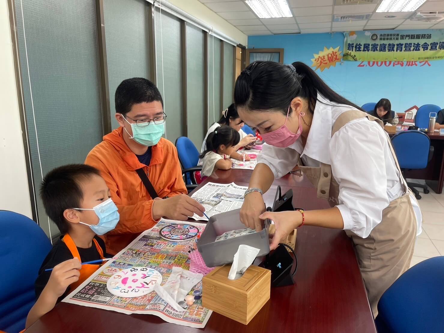 移民署金門縣服務站邀新住民手作蝶古巴特藝術並呼籲反賄選