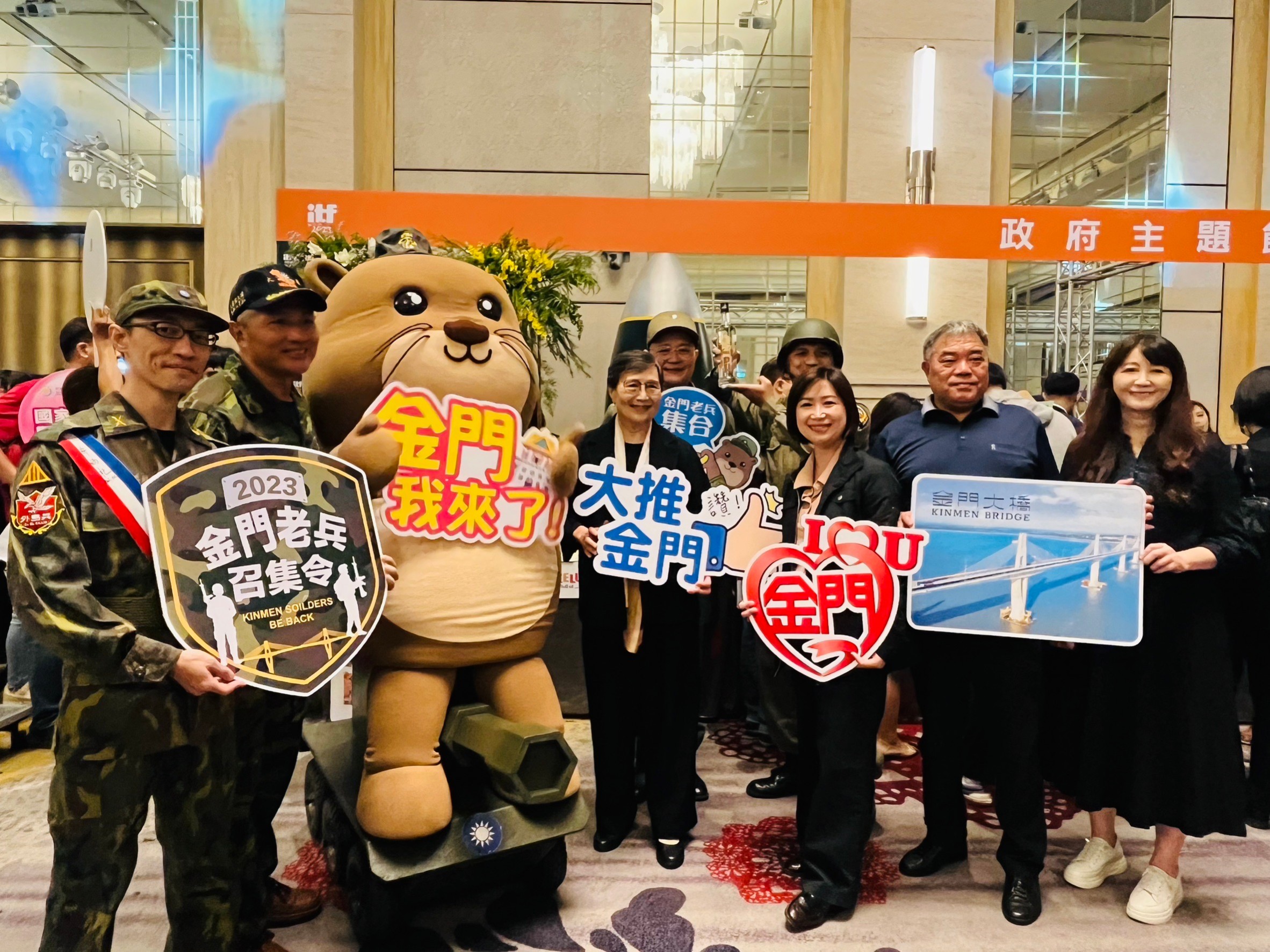 台北國際旅展金門觀光小天使「阿特」開著迷你坦克繞場吸睛