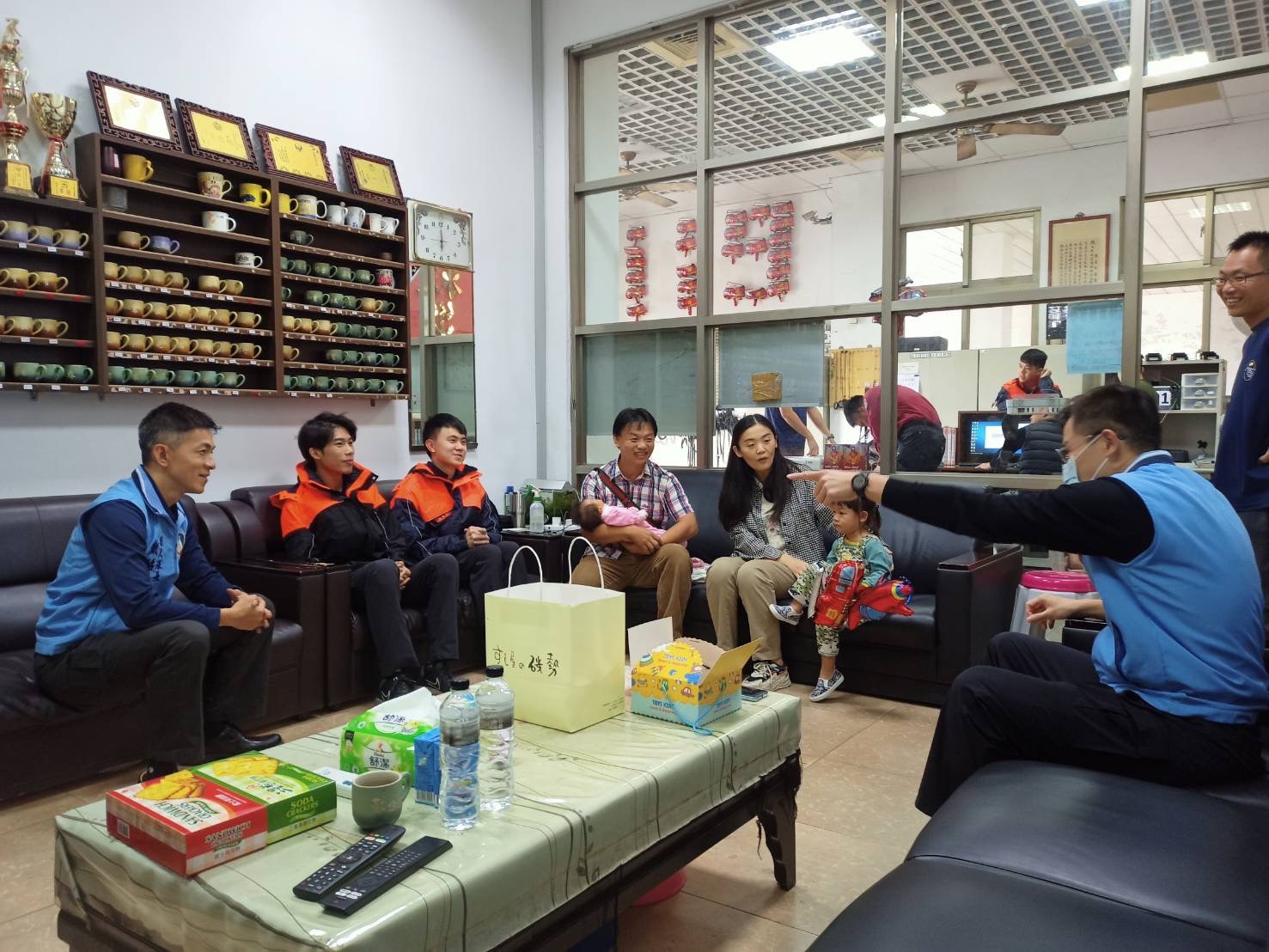 金門消防英雄救護車上接生 滿月時爸媽甜蜜回饋油飯