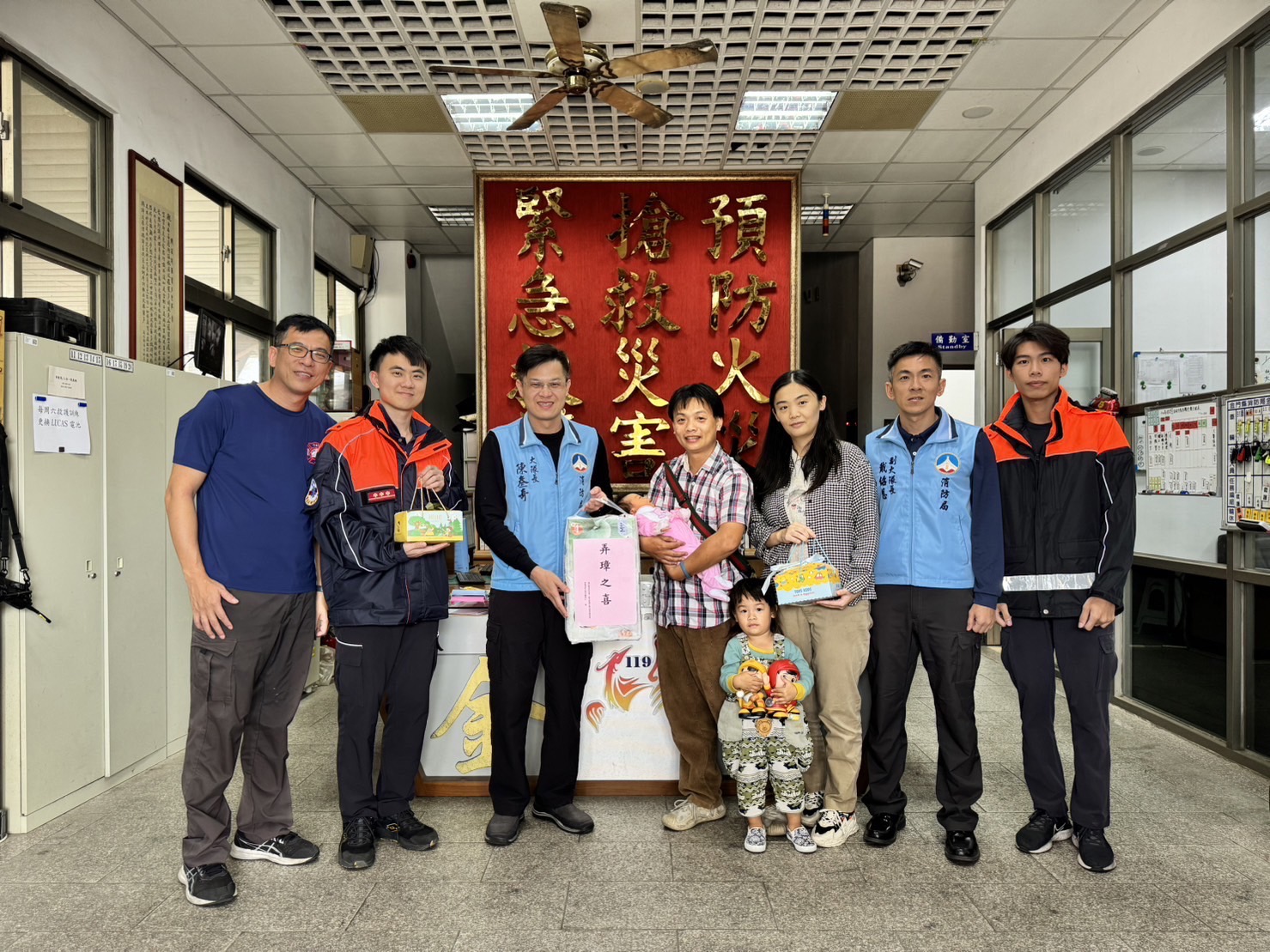 金門消防英雄救護車上接生 滿月時爸媽甜蜜回饋油飯