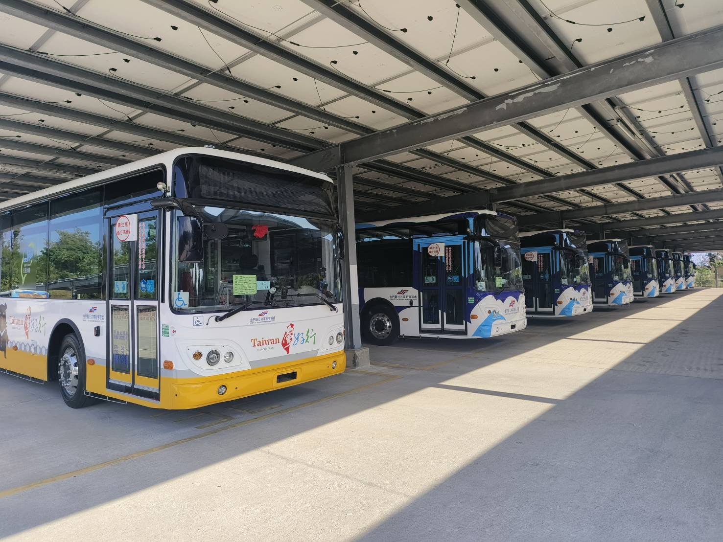 金門縣低地板公車再添9輛讓長輩上下車更方便