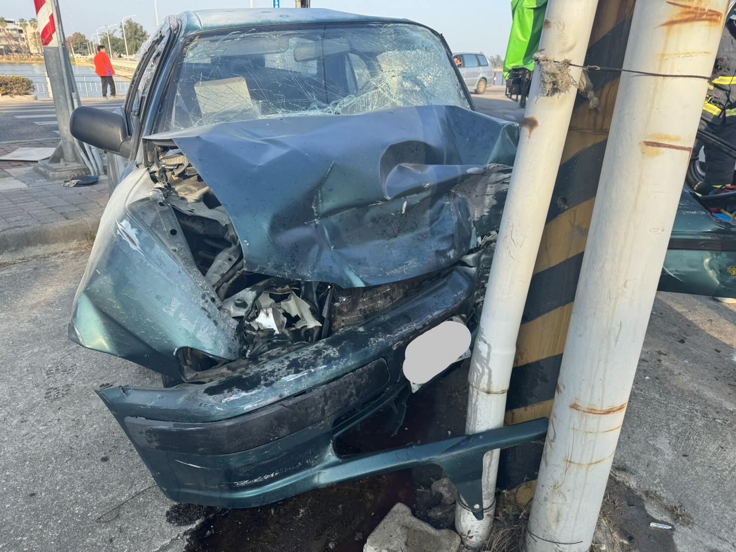 金門男搶黃燈撞車    男噴飛撞電線桿受困 .女公工友送公文遭撞送醫