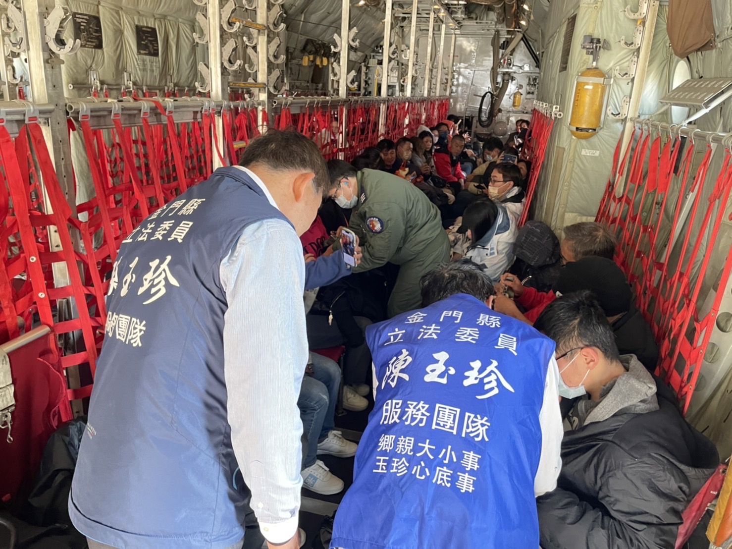 金門航空站初四湧現搭機人潮  陳玉珍協調軍機支援疏運