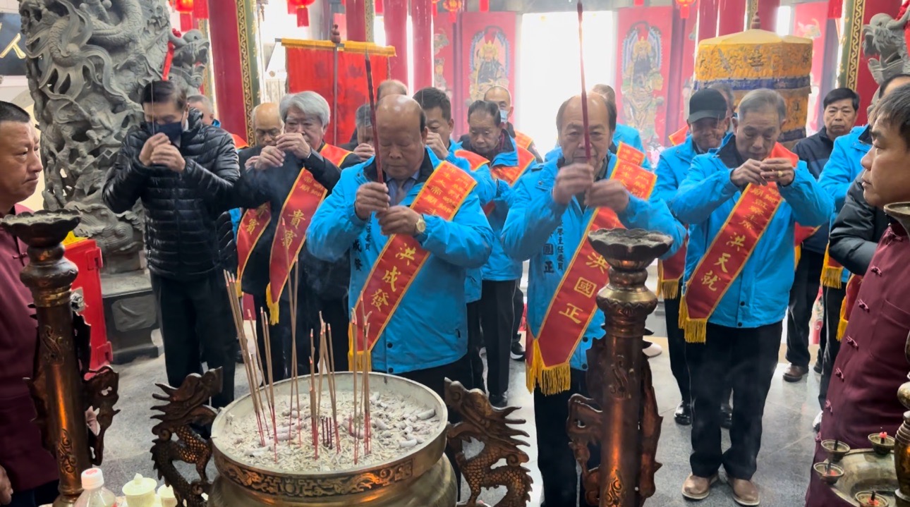 初一到初三 金門烈嶼保生大帝廟連18年擲筊送轎車 初一到初三 金門烈嶼保生大帝廟連18年擲筊送轎車