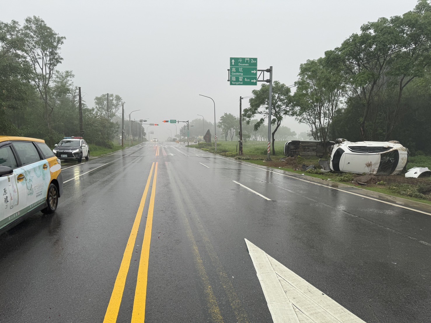開車追撞兩車都翻車  兩女嚇到臉色發白送醫