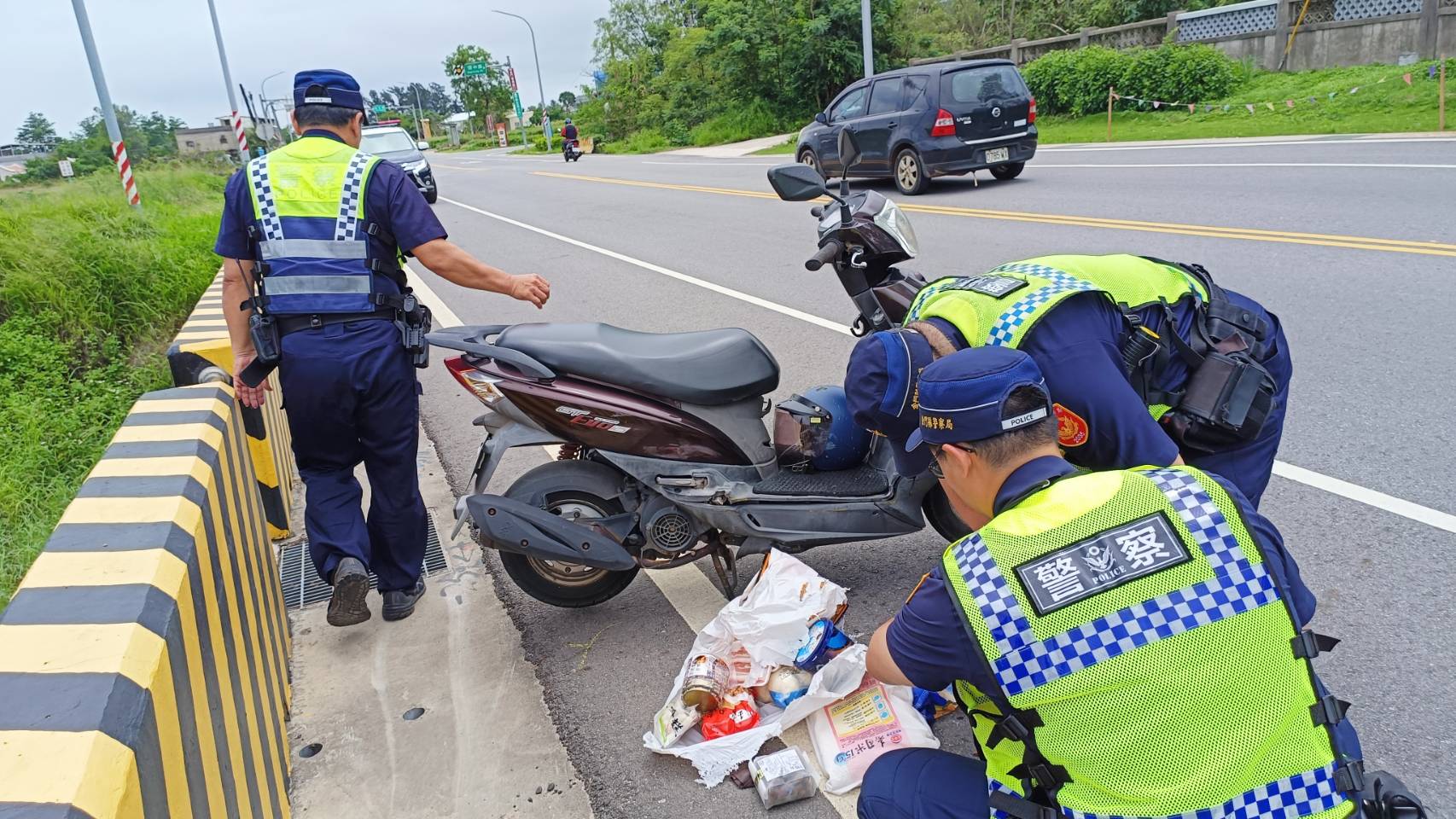 金門女子採買返家撞護欄！4好心阿兵哥交管報警