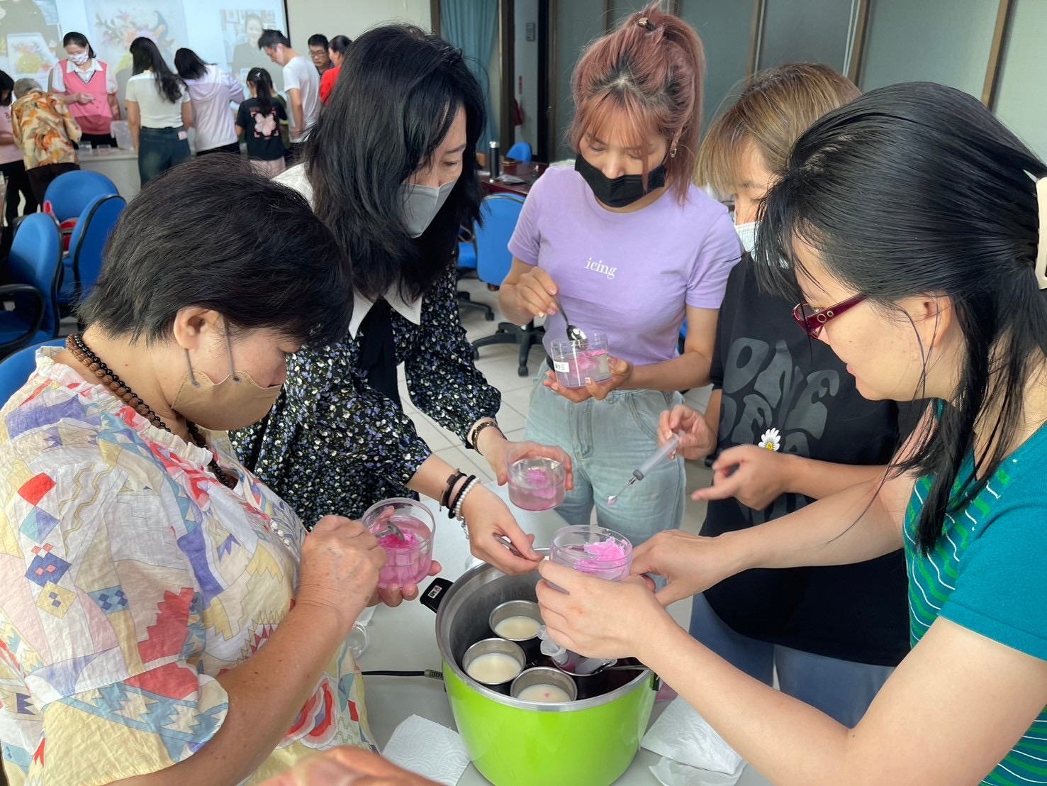 慶祝母親節  金門移民署廣邀新住民手作果凍花 一起「花」獻幸福