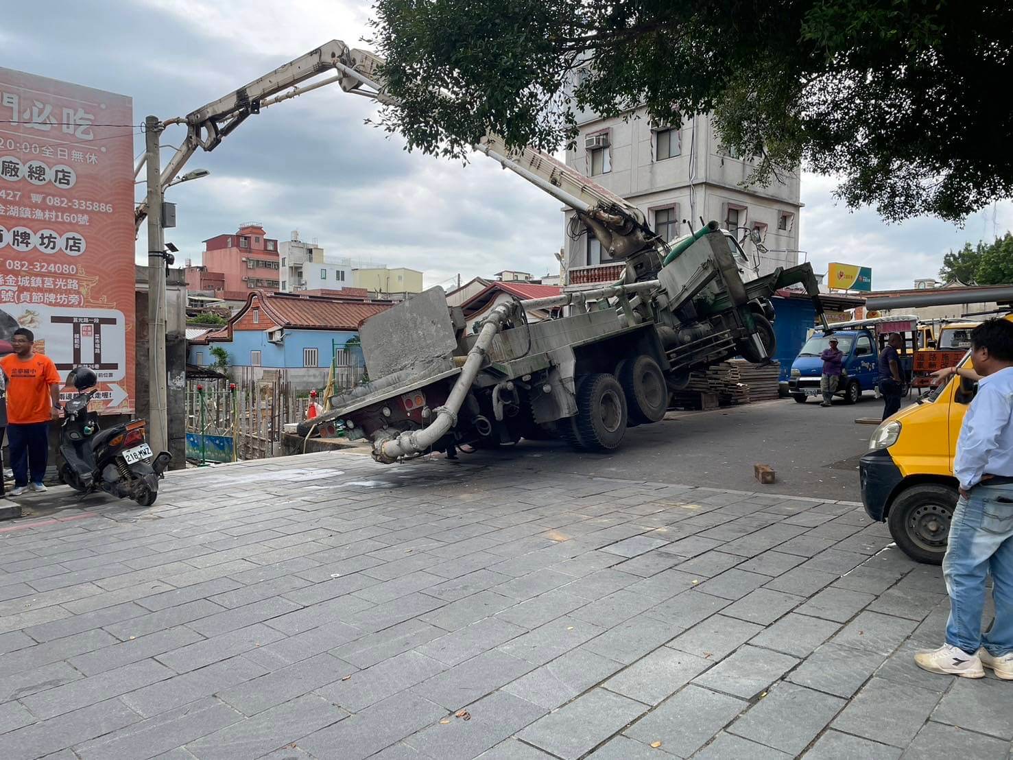 金門灌漿車鬧區翹孤輪耍特技? 車頭懸半空嚇壞民眾