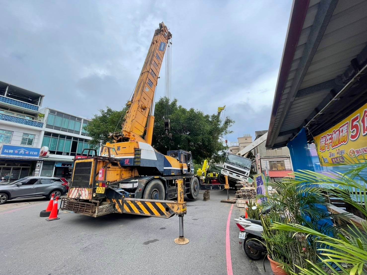 金門灌漿車鬧區翹孤輪耍特技? 車頭懸半空嚇壞民眾