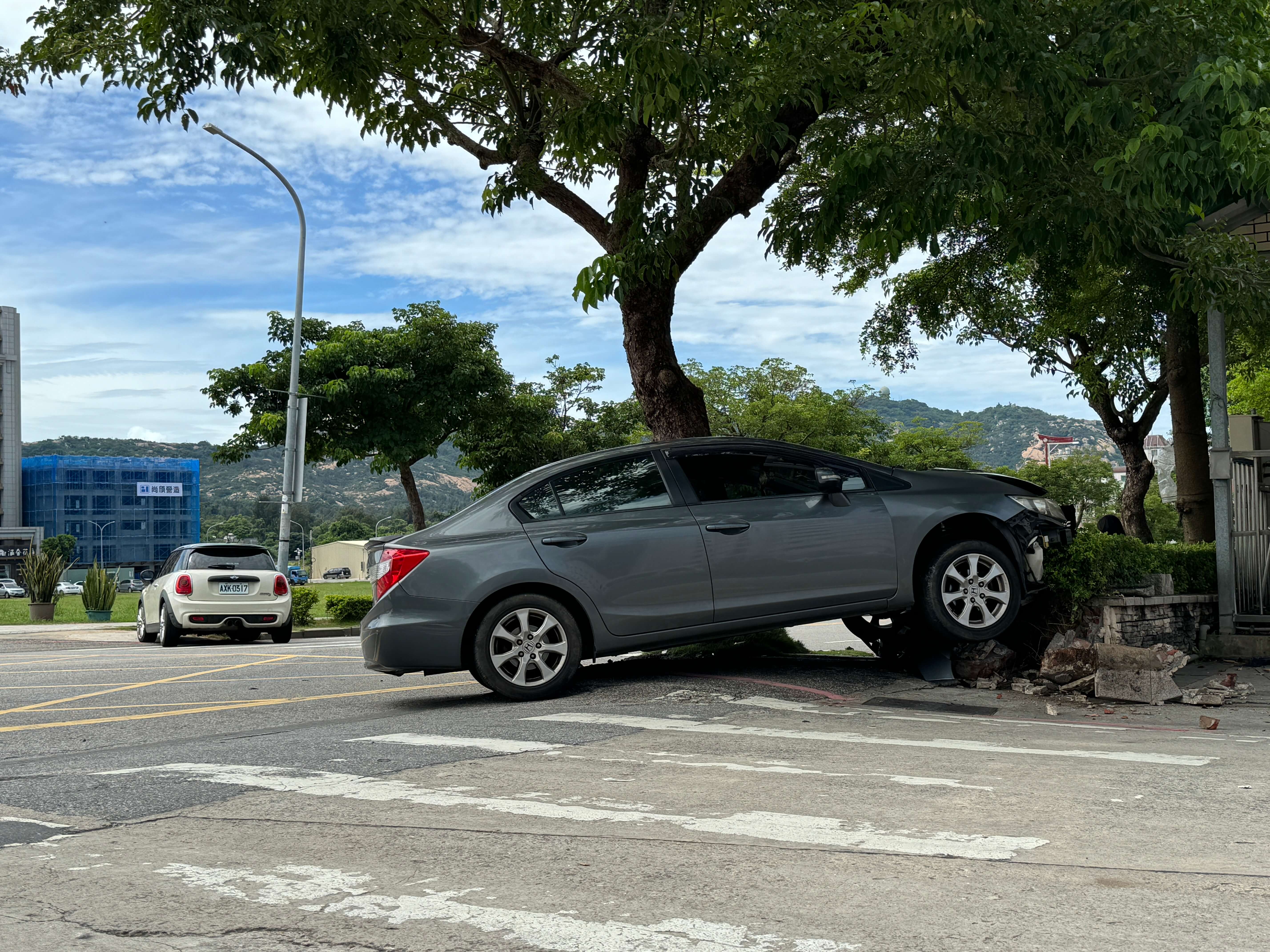 金門轎車失控撞毀路邊花圃「翹獨輪」