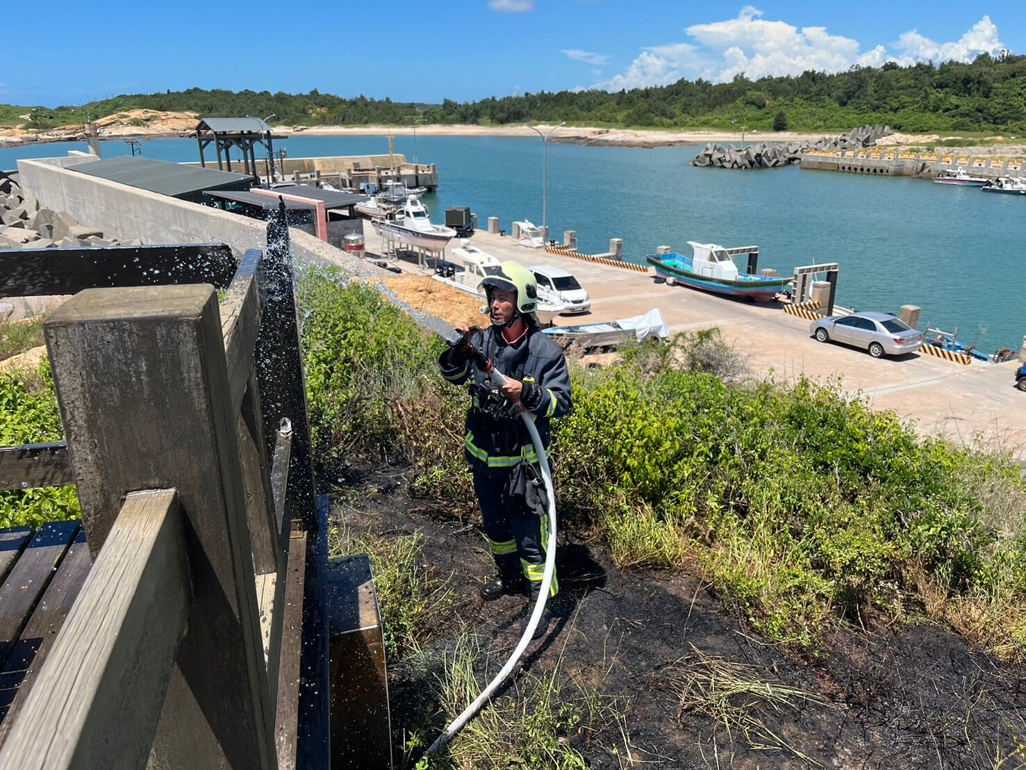 金門復國墩海邊觀景台自燃 湖消出動立即救援