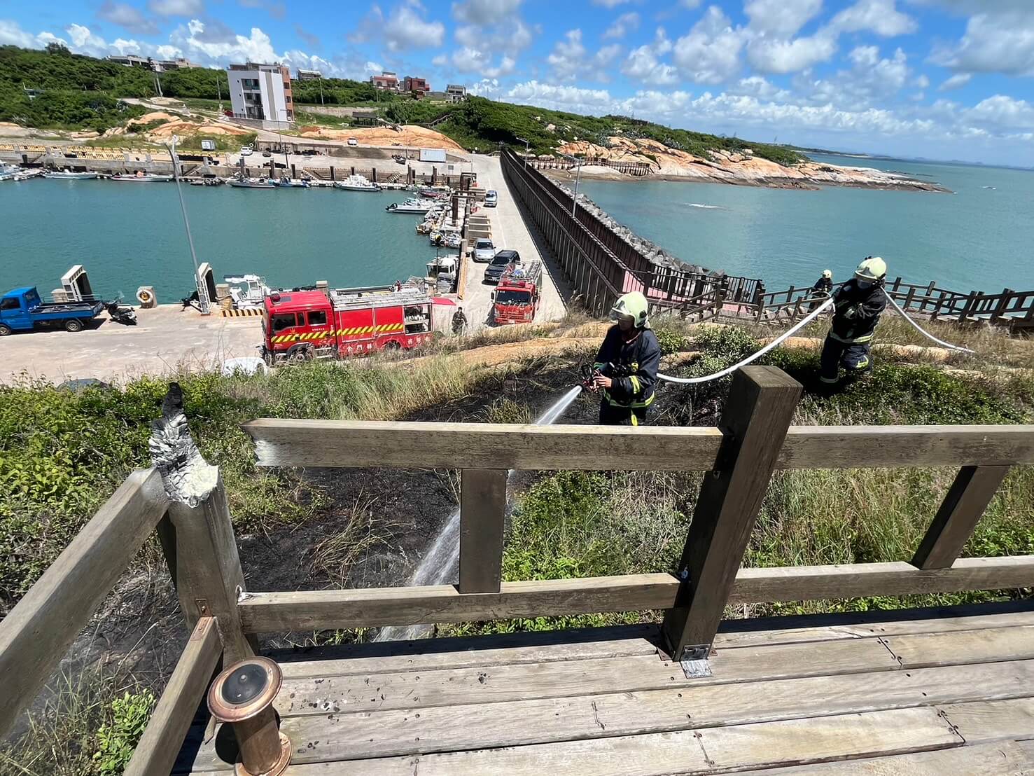 金門復國墩海邊觀景台自燃 湖消出動立即救援