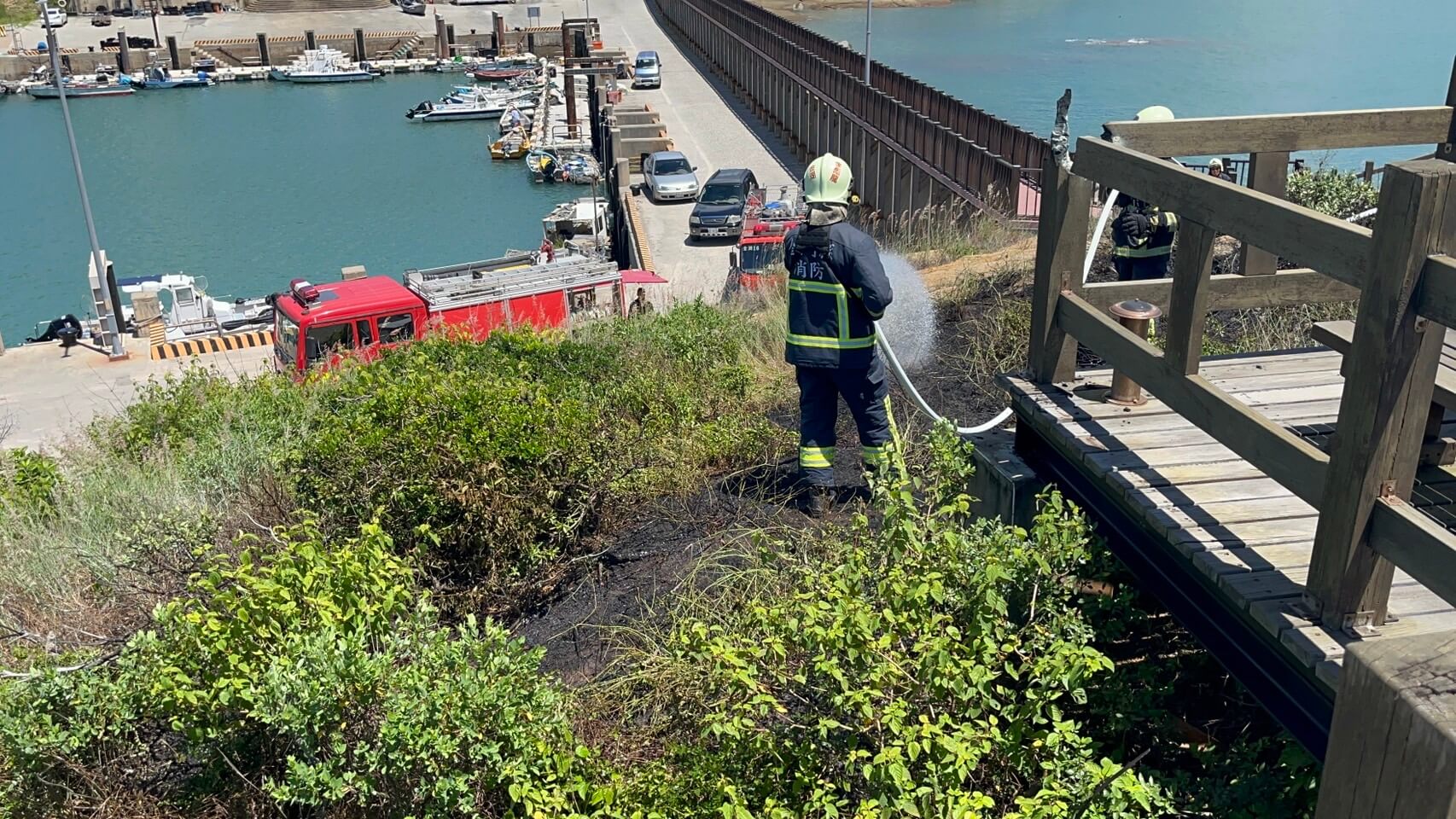 金門復國墩海邊觀景台自燃 湖消出動立即救援