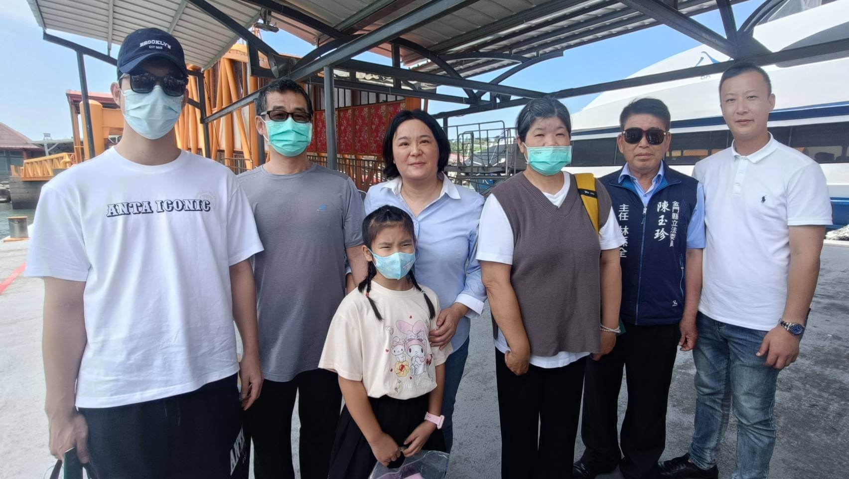 胡姓釣客回家了！親友放鞭炮迎接 落淚擁抱