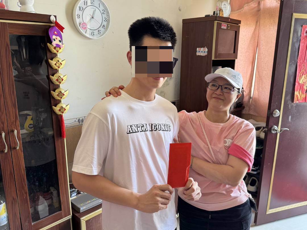 胡姓釣客回家了！親友放鞭炮迎接 落淚擁抱