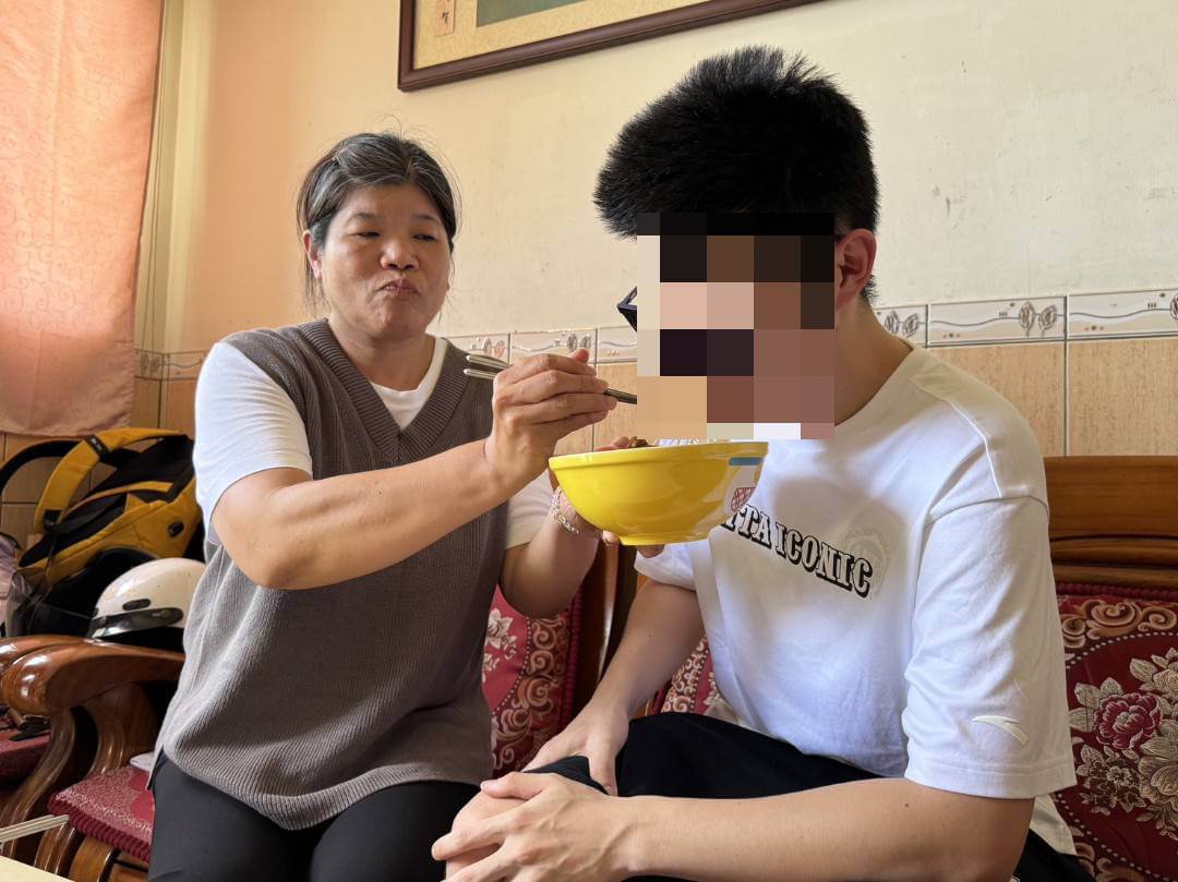 胡姓釣客回家了！親友放鞭炮迎接 落淚擁抱