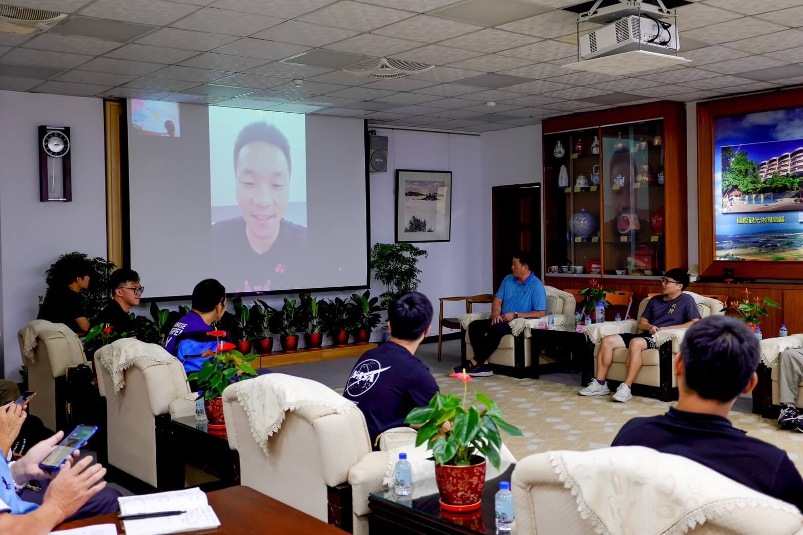 陳福海賀李洋連霸奪金，與地區羽球教練座談