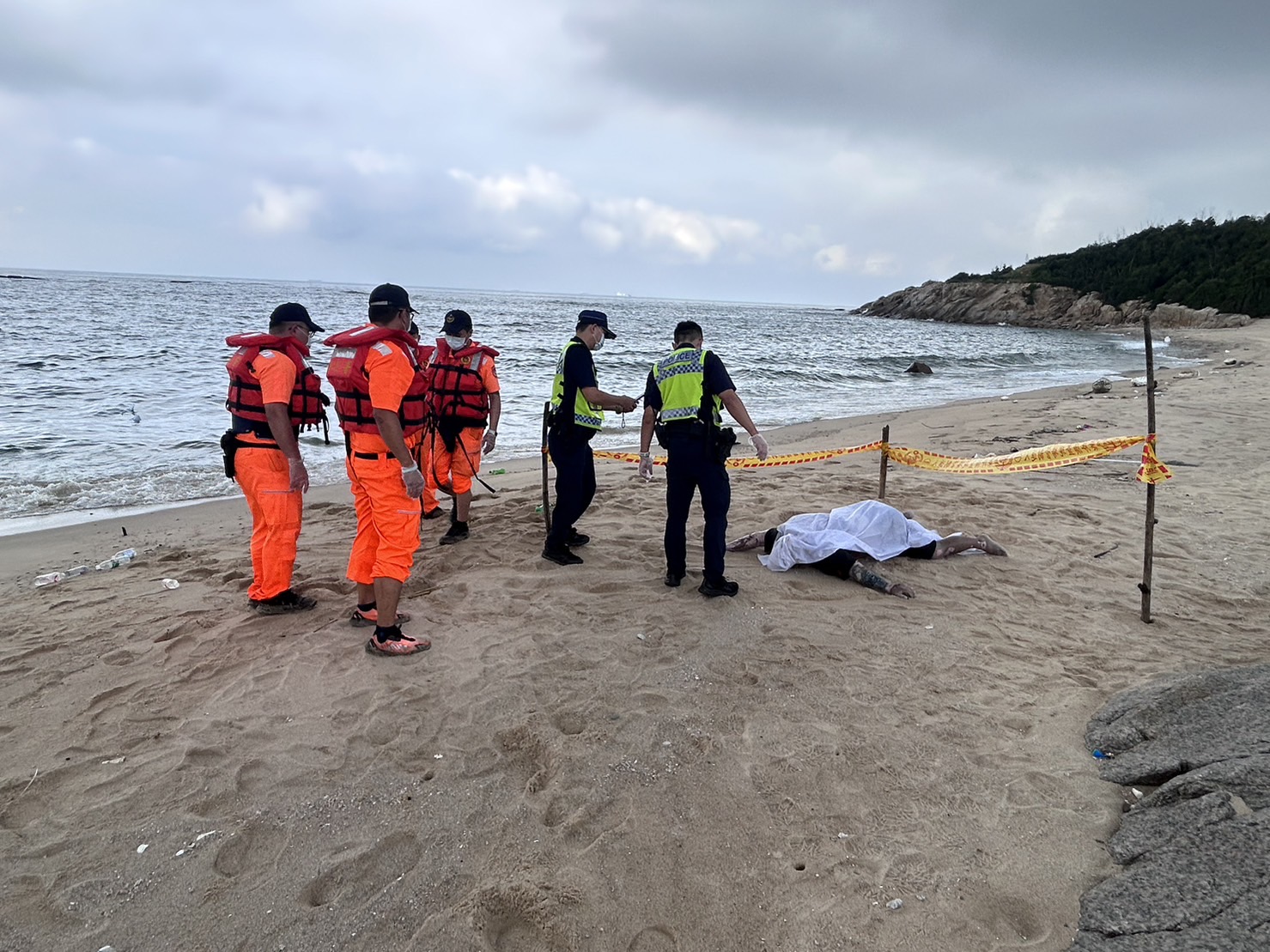 金門料羅南石滬岸際驚現男屍 研判非失蹤陸船員