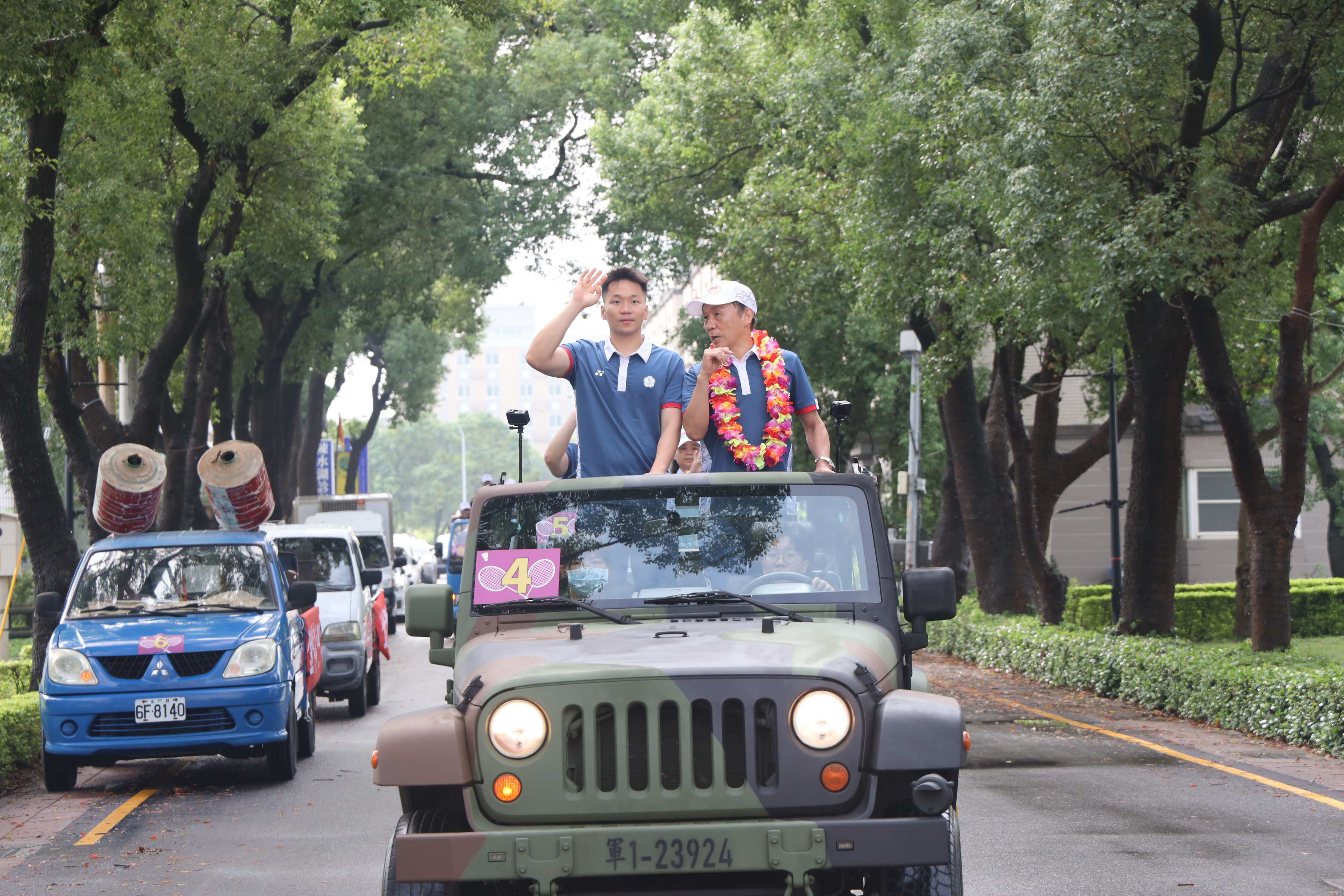 金寧鄉長楊忠俊贈酒「金寧之光」歡迎李洋