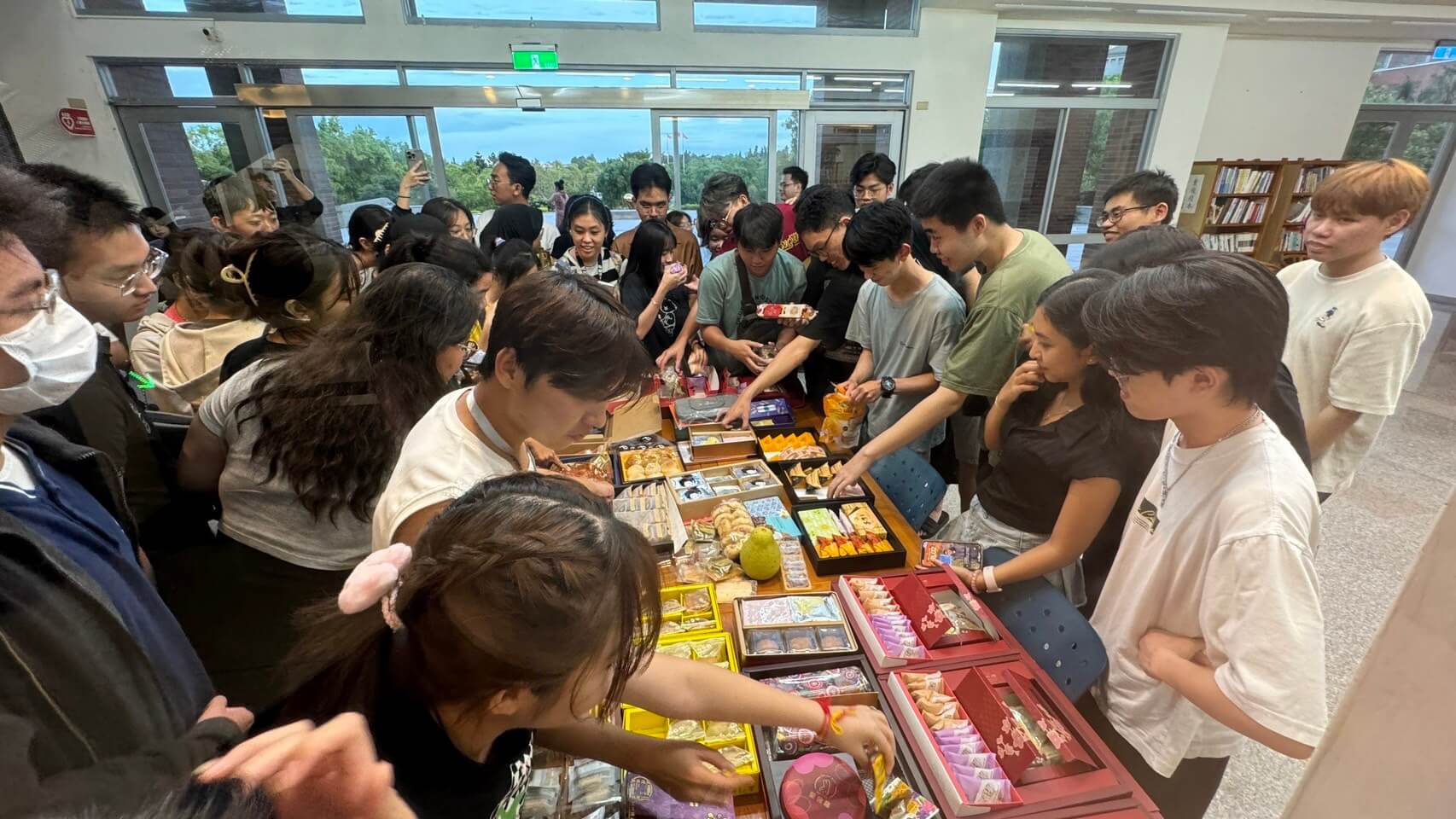 學生品書香嚐月餅 金大學務處、圖書館共辦秋節活動