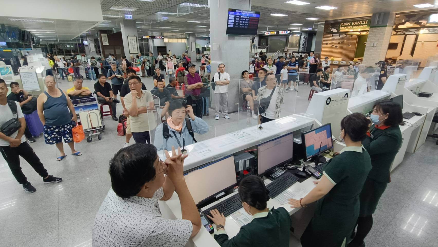 山陀兒進逼！30餘艘貨船 硬闖金門料羅灣避風浪