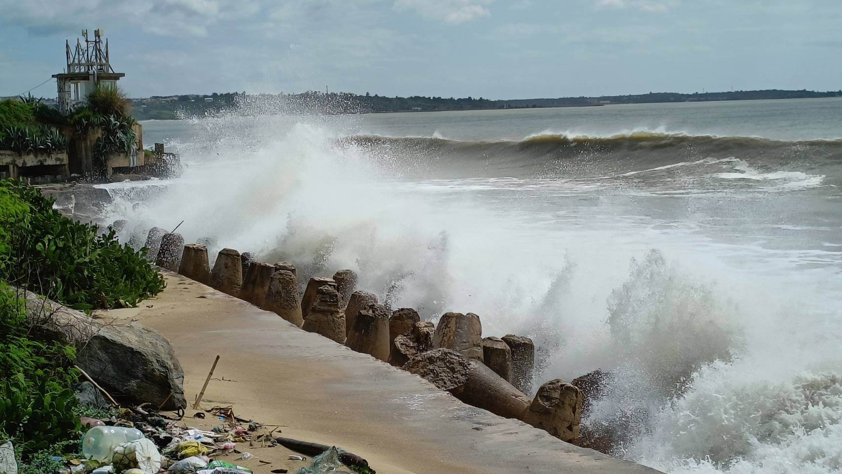 山陀兒進逼！30餘艘貨船 硬闖金門料羅灣避風浪
