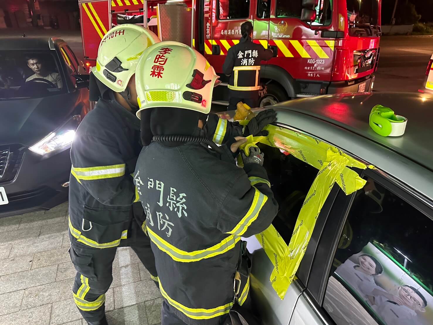 金門1歲女童「自鎖車內」驚魂！爸媽急求救 警消破窗救人