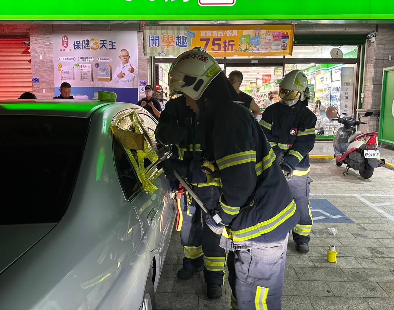 金門1歲女童「自鎖車內」驚魂！爸媽急求救 警消破窗救人