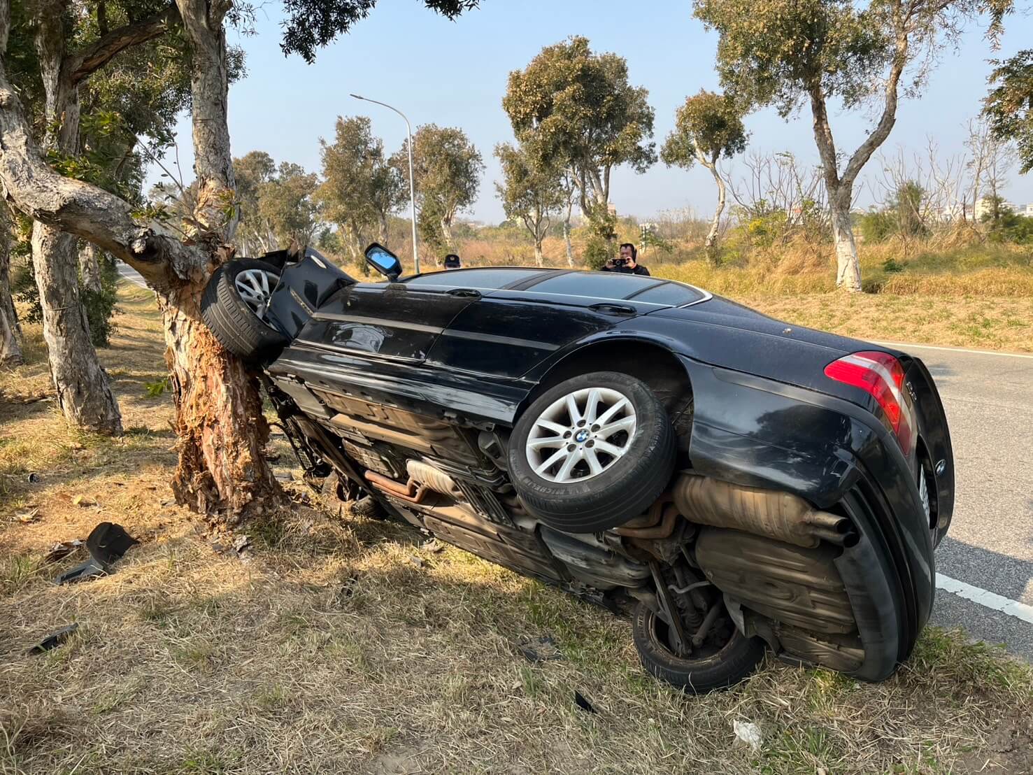 金門BMW男疑似車輛機械失靈撞路樹 當場嚇傻