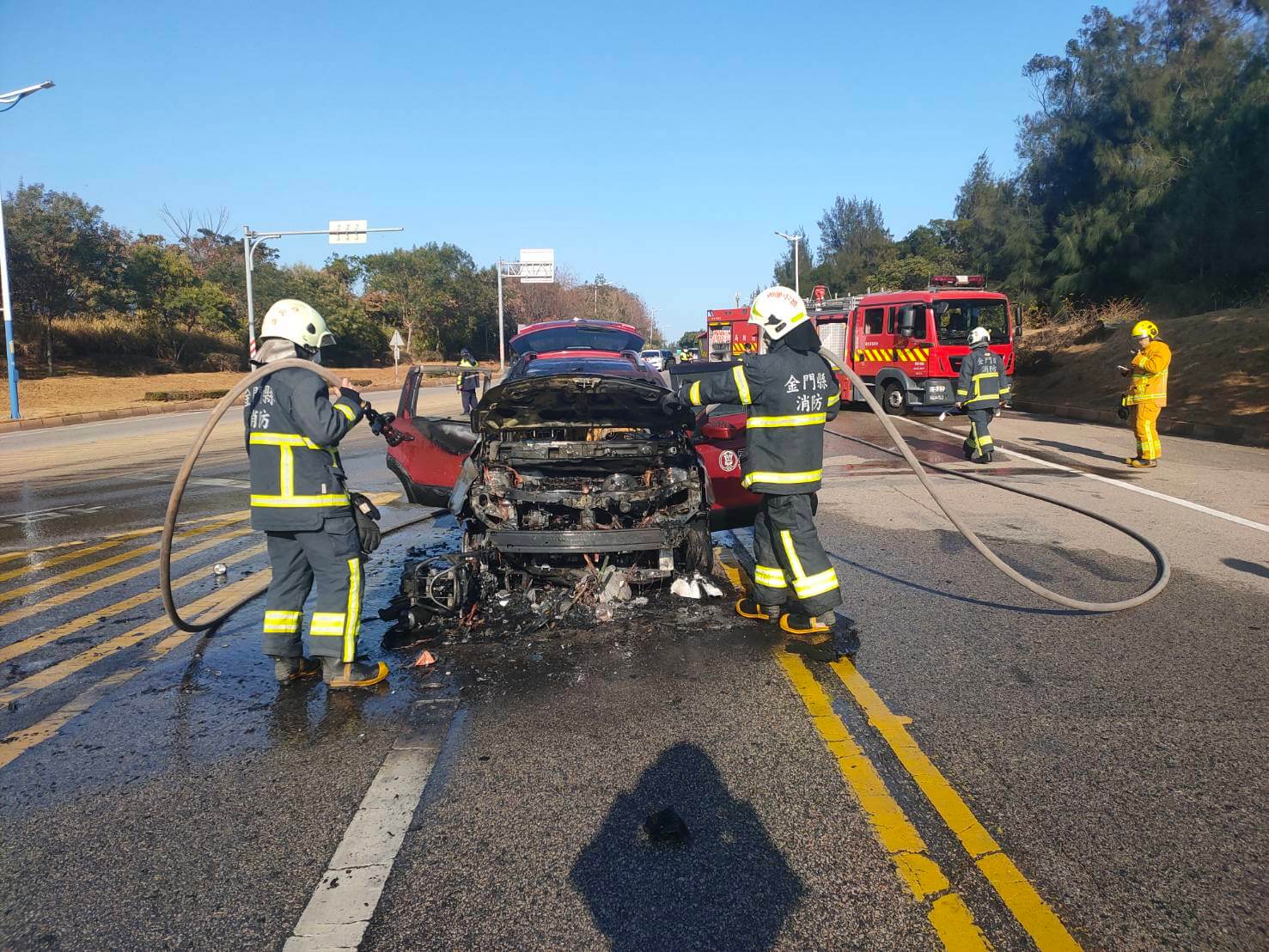 金門桃園路口汽機車事故起火  消防迅速出動搶救