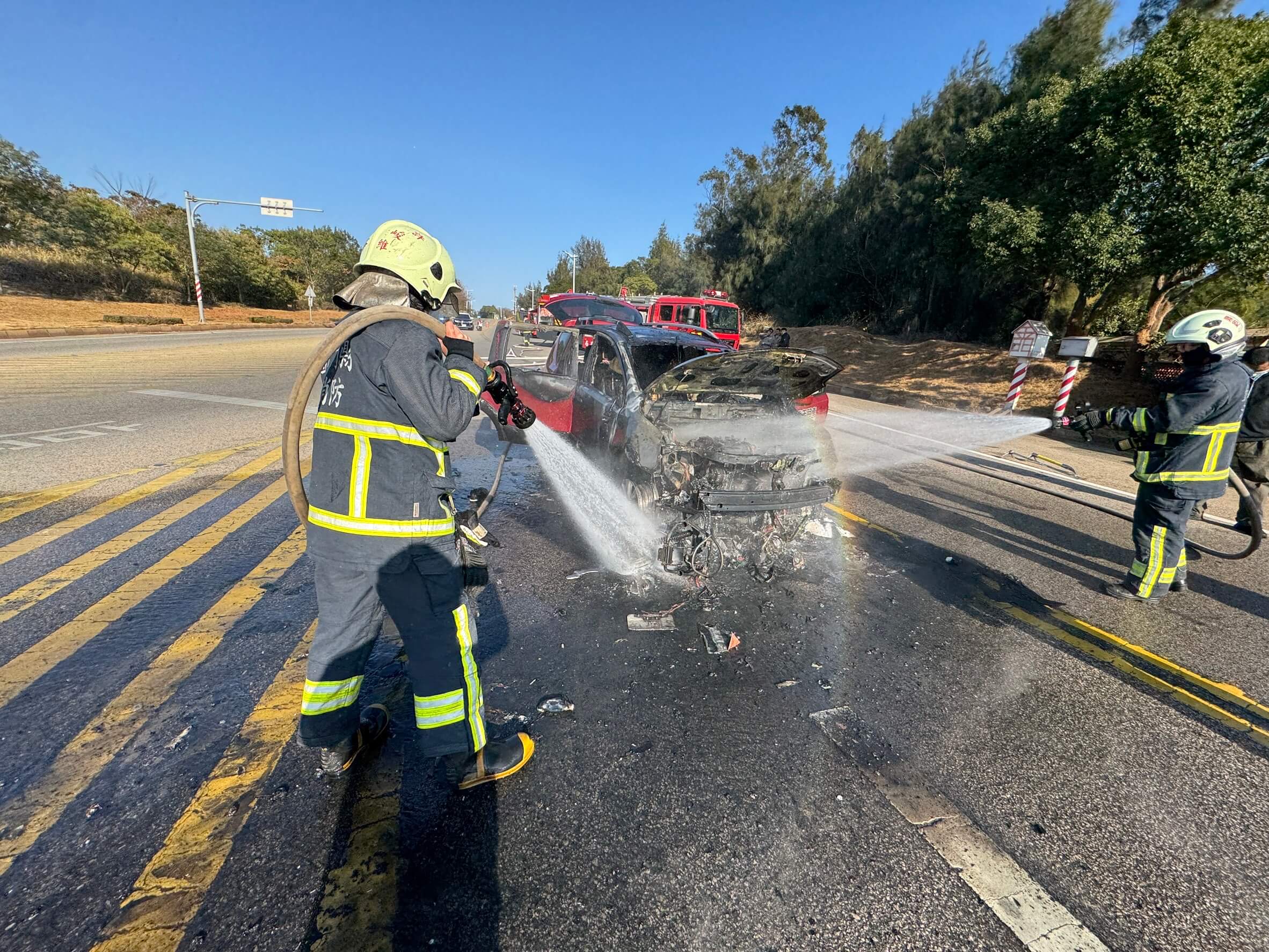金門桃園路口汽機車事故起火  消防迅速出動搶救