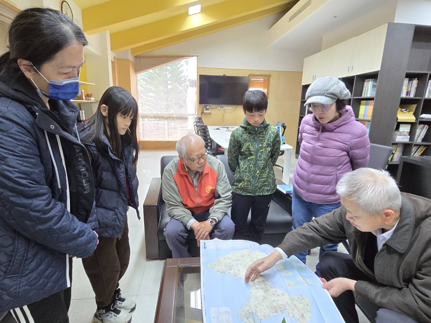 將軍蒞校贈書，嘉許湖小學生      傳承金門精神，培養閱讀興趣