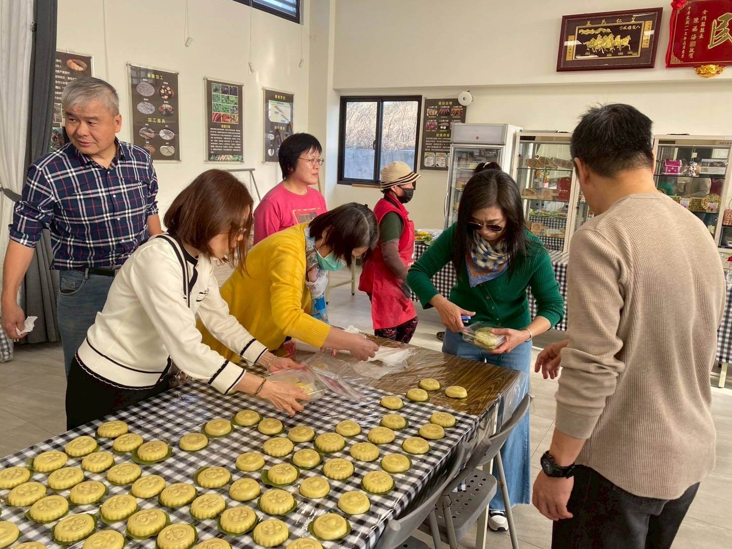 金沙國中第十屆同學會別出心裁 端午製作紅龜糕憶傳統