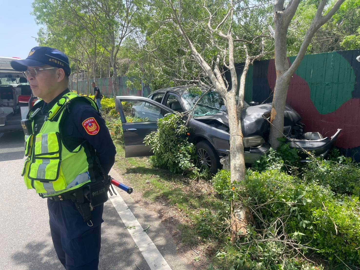 金門男恍神撞營區圍牆 士官長急報警駕駛送醫