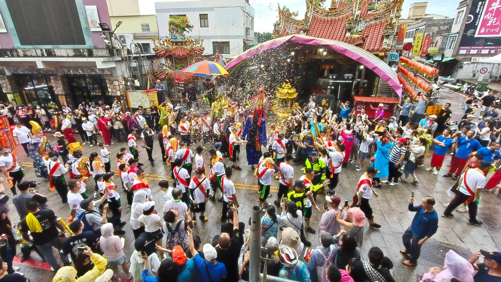 金門浯島城隍遷治345週年千人遶境　信眾齊冒雨迎信仰盛典
