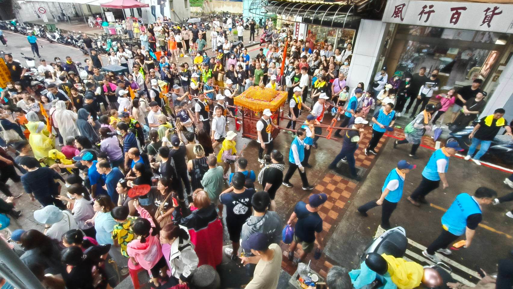 金門浯島城隍遷治345週年千人遶境　信眾齊冒雨迎信仰盛典